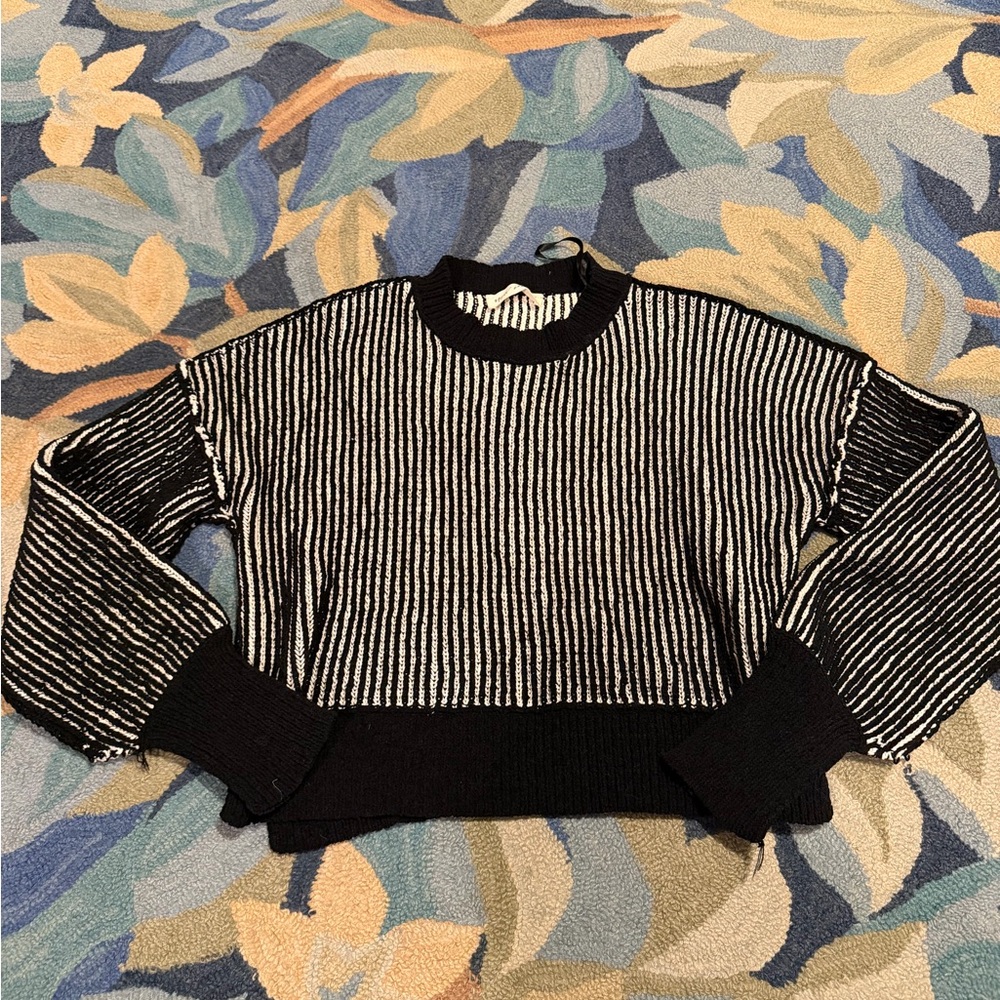 New In Two Tone Sweater size medium - Picture 2 of 6